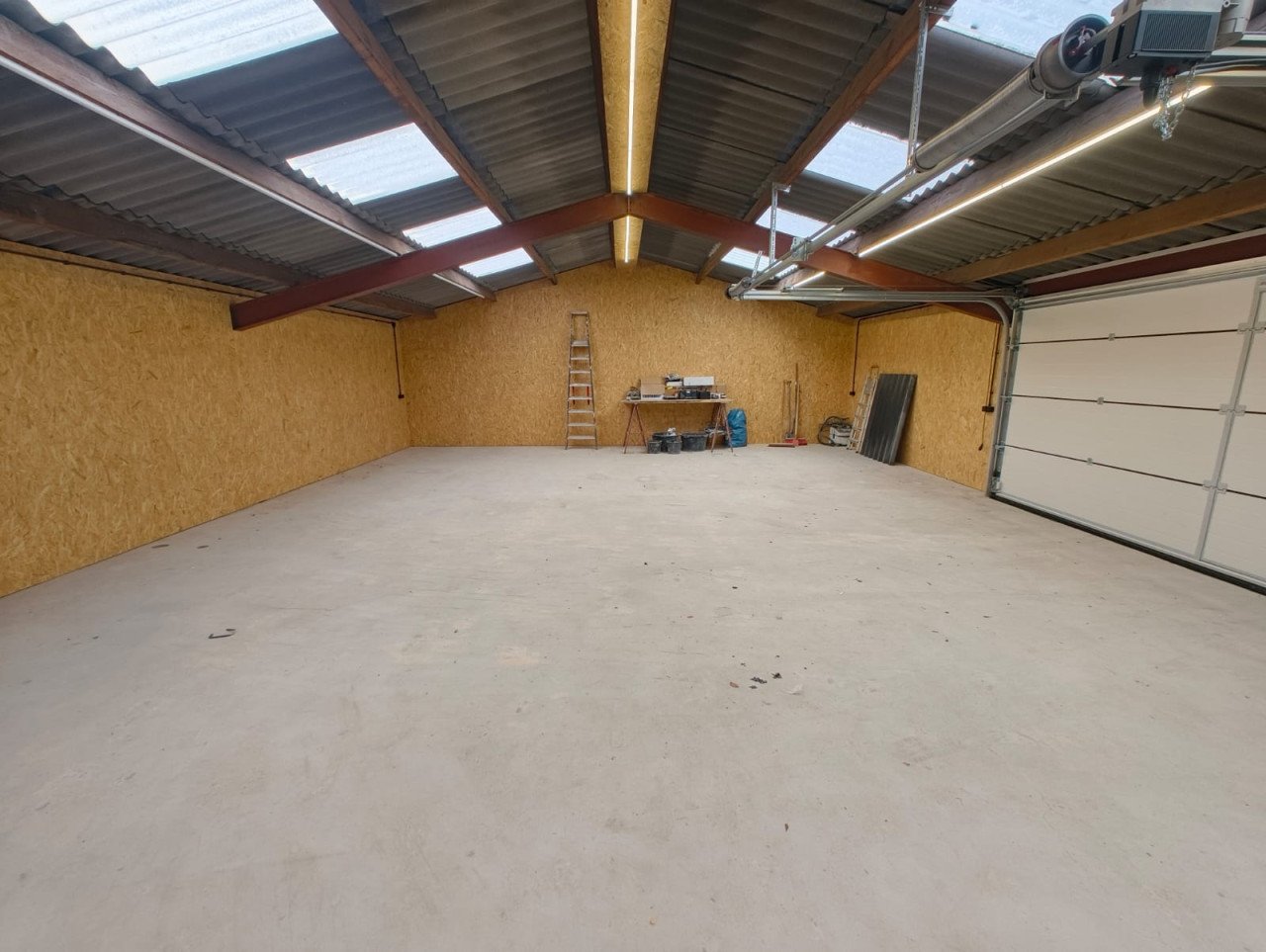 TE HUUR | bedrijfs-/opslagruimte - Oost-Souburg