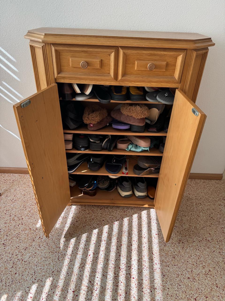 Prachtig gepatineerd licht eiken schoenenkastje