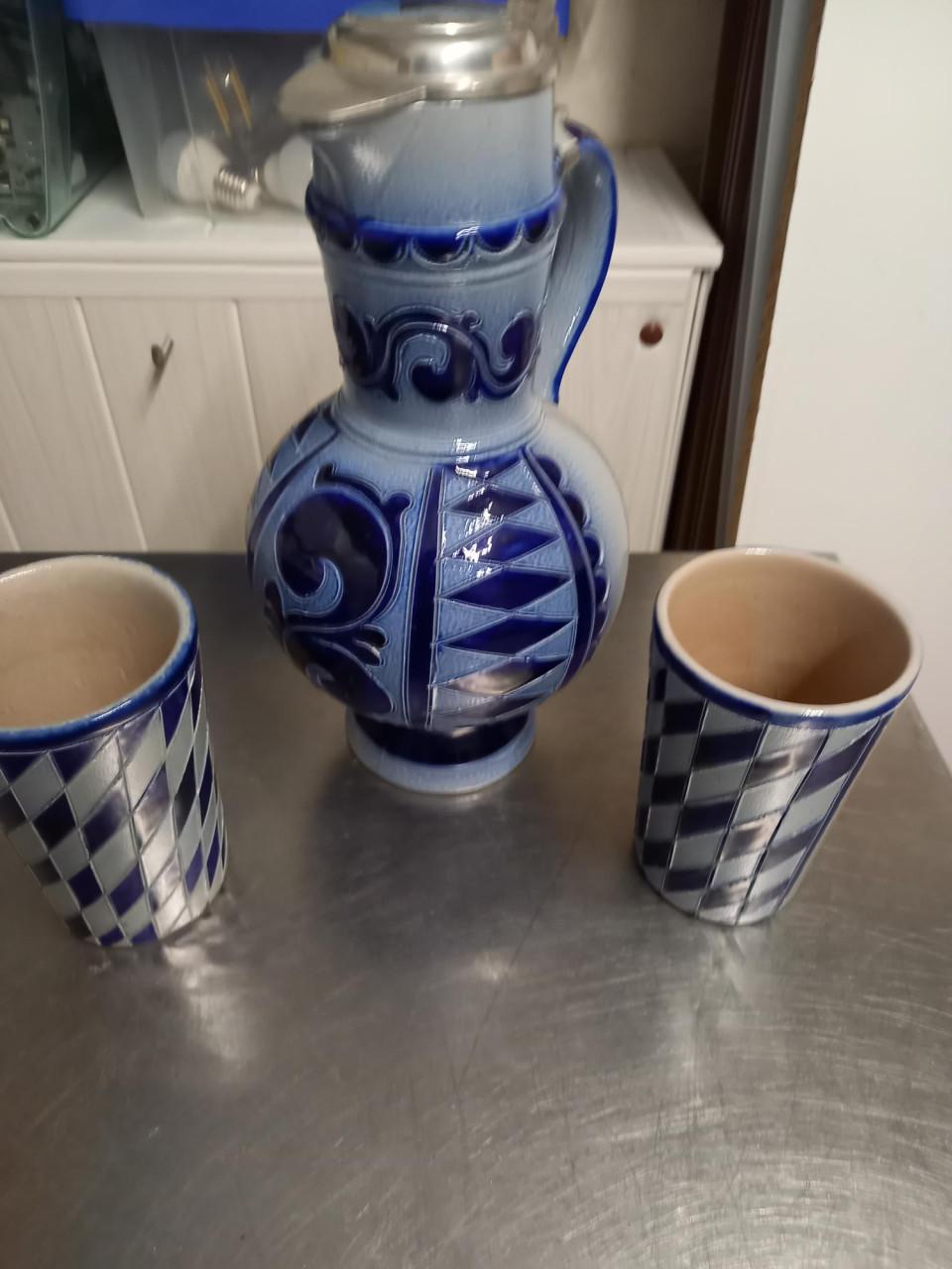 Mooie kan met deksel en 2 mokken