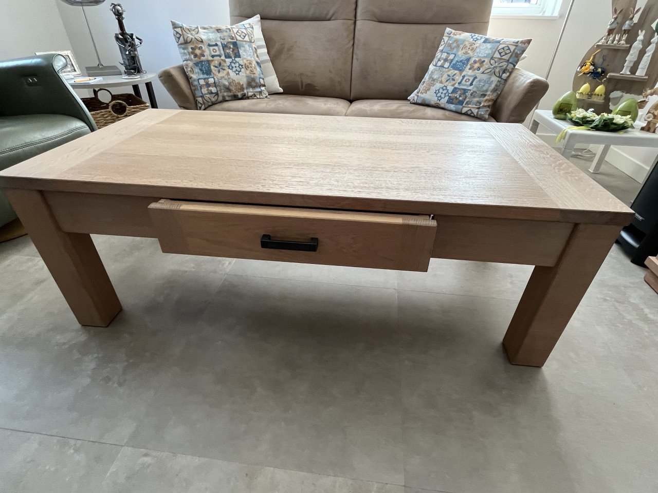 Te koop: een massieve salontafel van geschraapt licht eikenhout