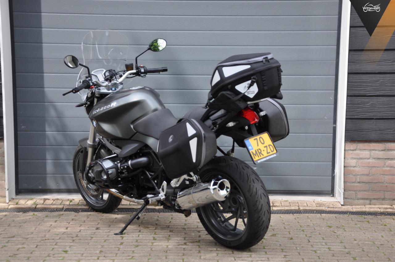 BMW R1200R 2012 met 33200 kilometers!