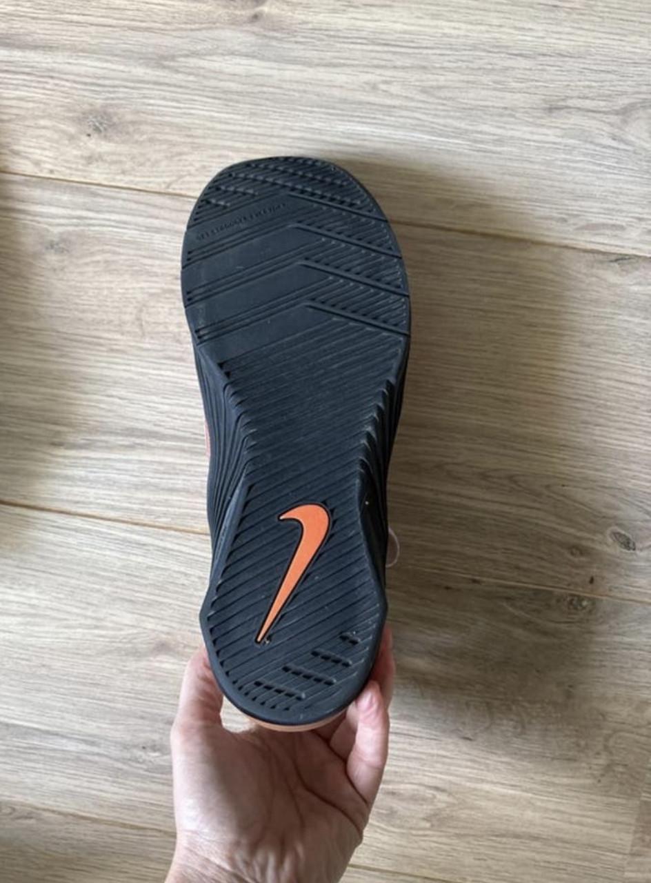 Diverse enkellaarsjes en sportschoenen