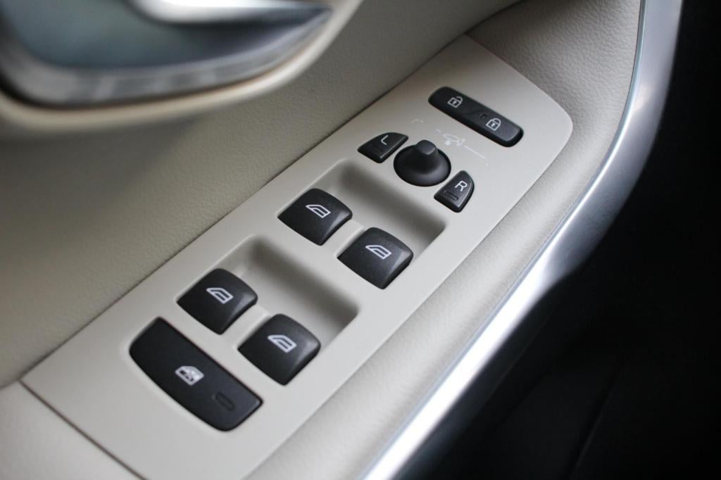 Volvo V40 cross country 2.0 t5 awd summum h&k - full options - panoramadak 