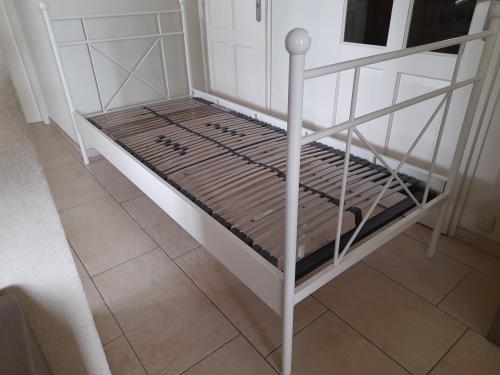 Wit metalen bed 90 x 210 ( in goede nette staat )