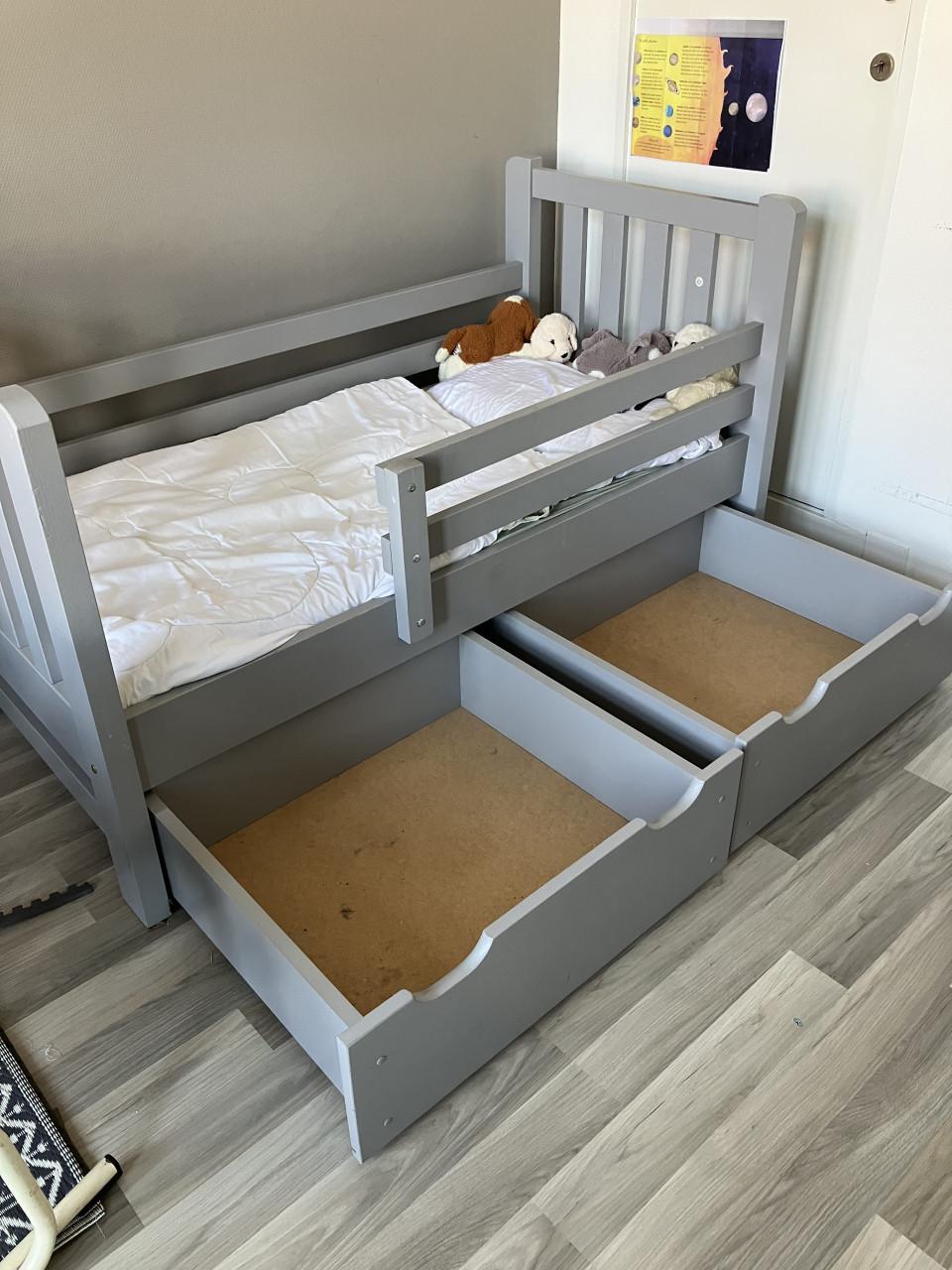 Peuterbed met lades en lattenbodem