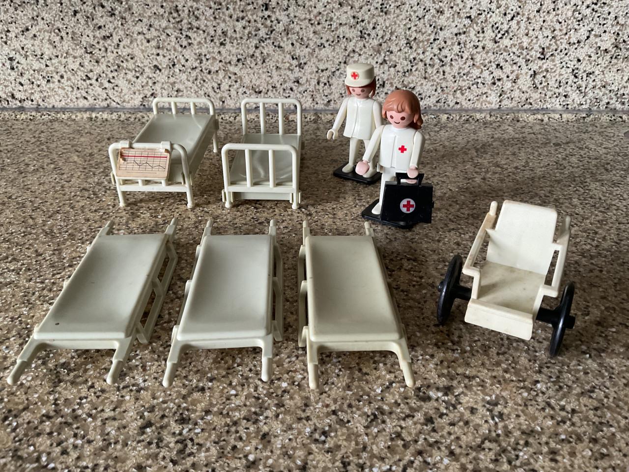 Heel veel Playmobil. Tandartsenpraktijk, politiebureau, bouwplaats etc.
