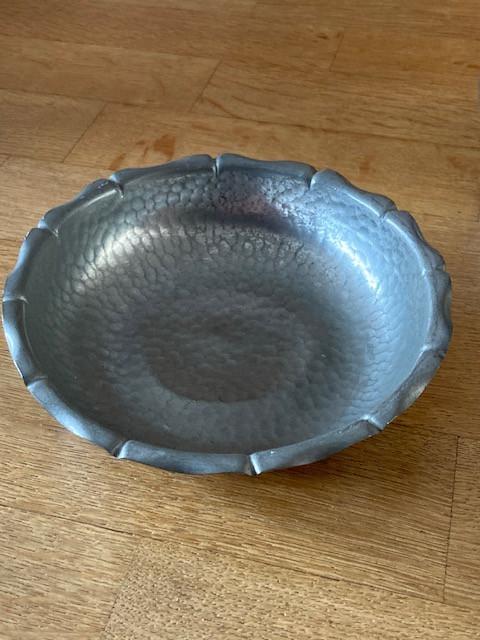 Vaas en schaaltje van gehamerd zilvertin