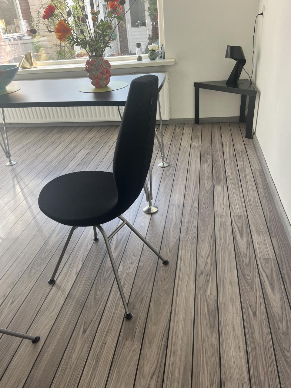Stoelen en eettafel