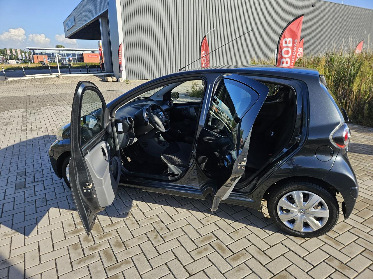Zuinige TOYOTA AYGO 5drs Comfort AIRCO / NL AUTO  / 1:23 / 78.111 km !! NAP