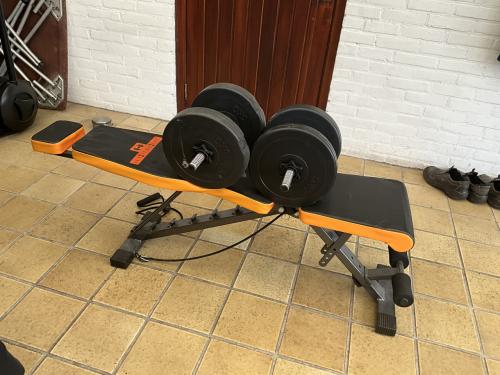 Halterbank met dumbels