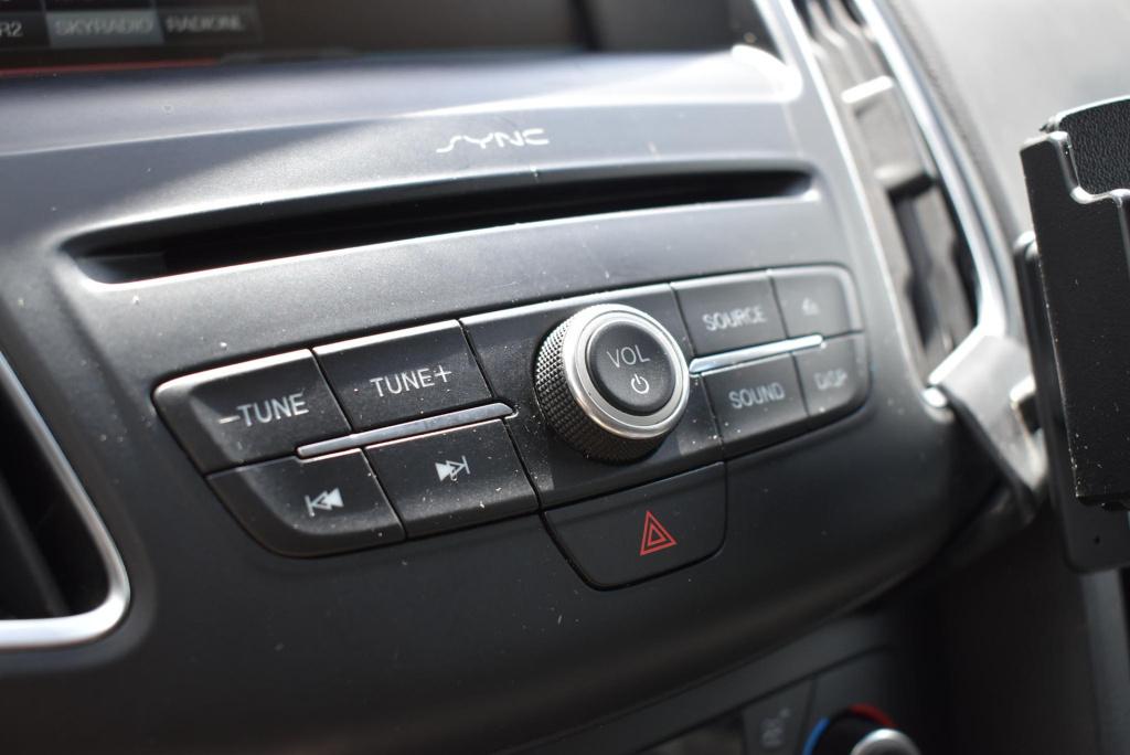 Ford Focus wagon 1.0 titanium edition | wegklapbare trekhaak | climate cont