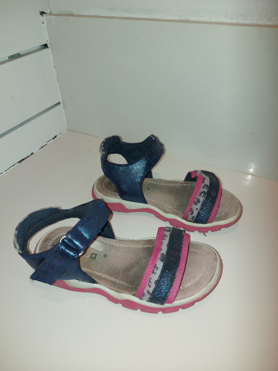 Leuke z.g.a.n. blauw roze sandalen (maat 26)