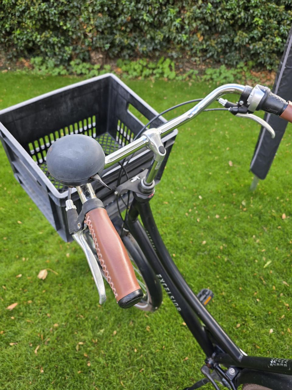 Boodschappenkar op twee wielen zoekt nieuwe eigenaar. Transportfiets. Fiets