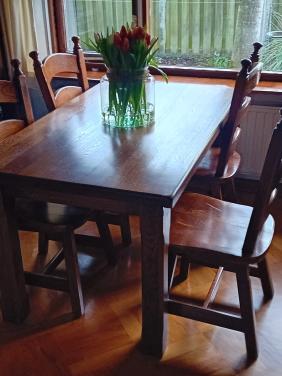 Massief eiken eettafel en 4 stoelen