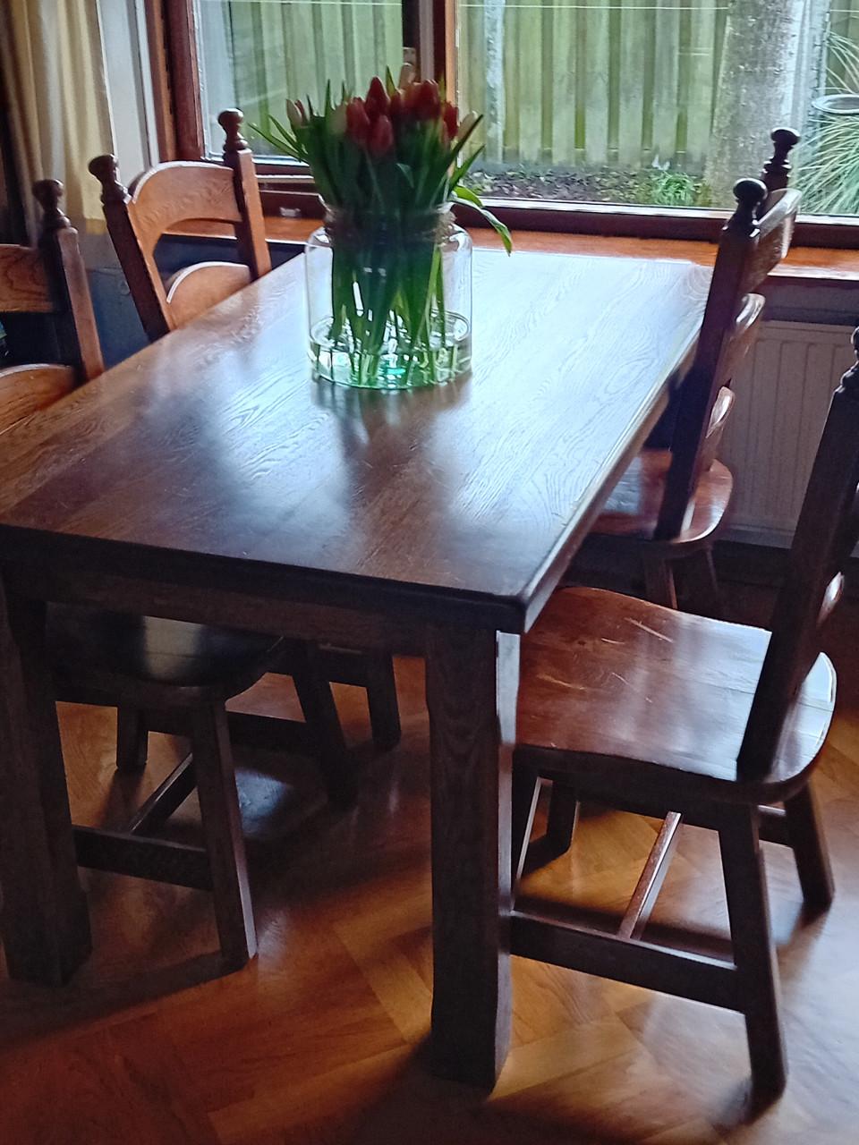 Massief eiken eettafel en 4 stoelen