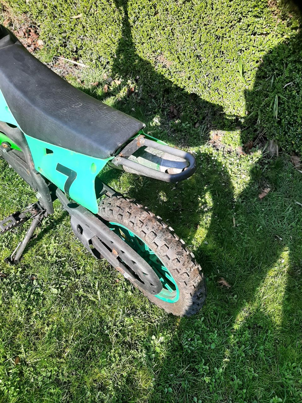 Mini crosbrommer, blok is los verder werking onbekend, voor de sleutelaar