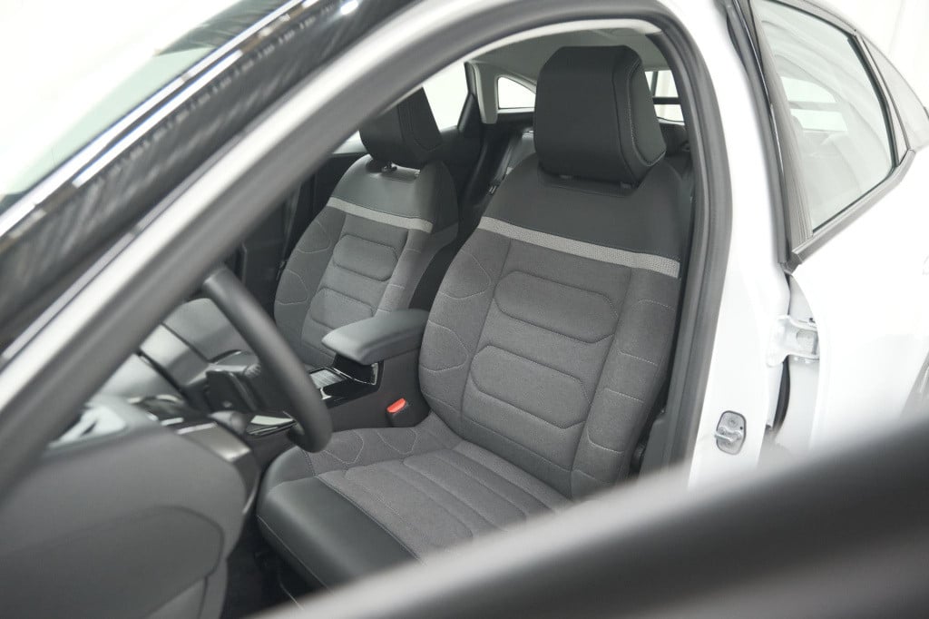 Citroen C4 puretech 130 eat8 feel edition | camera | apple carplay | parkee