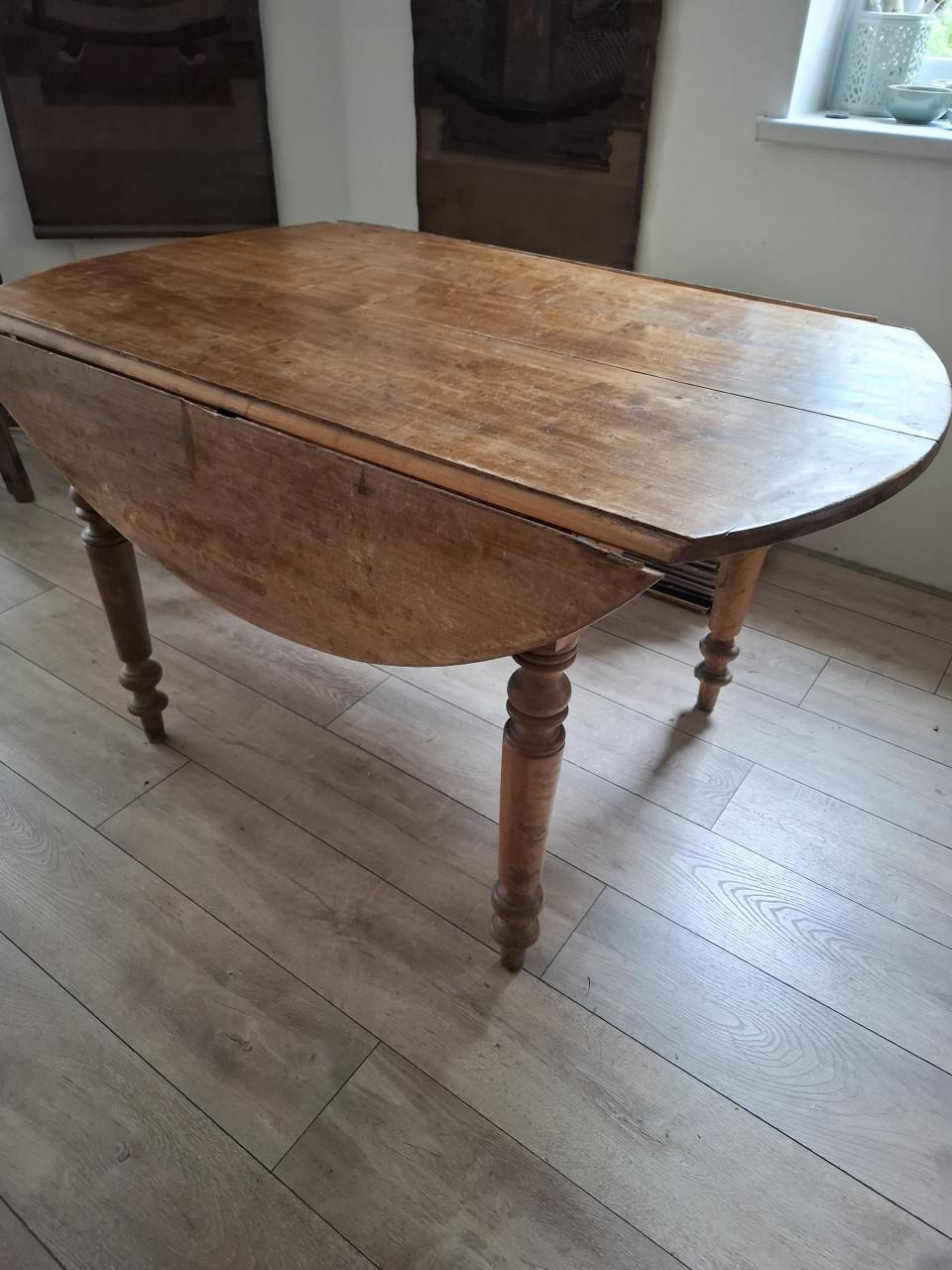 Landelijke oude grenen hangoortafel