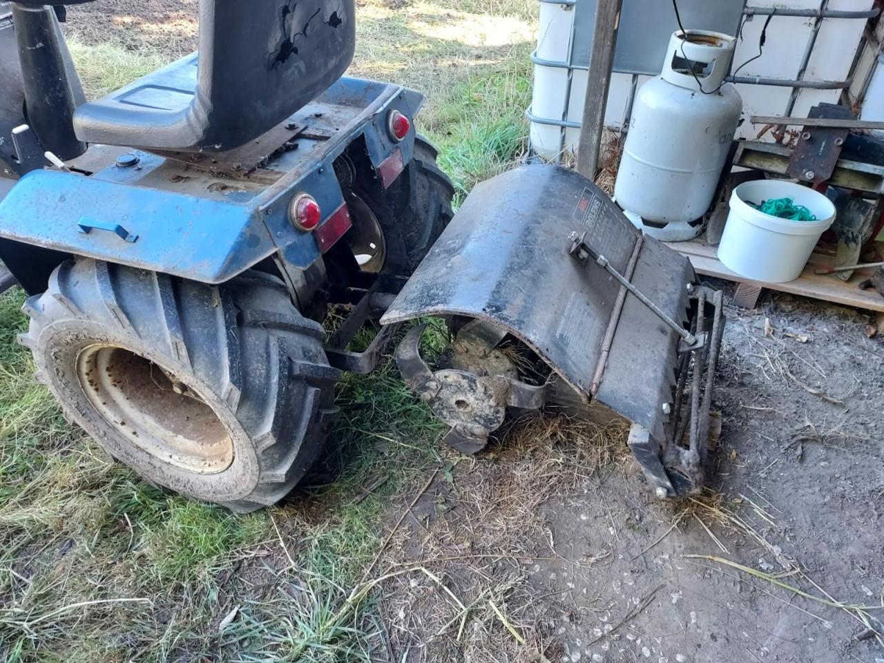 Bolens tuin tractor met accessoires uit de jaren 70.