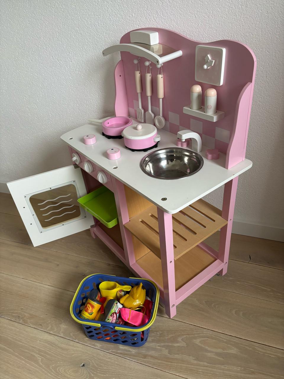 Poppenhuis en keukentje te koop