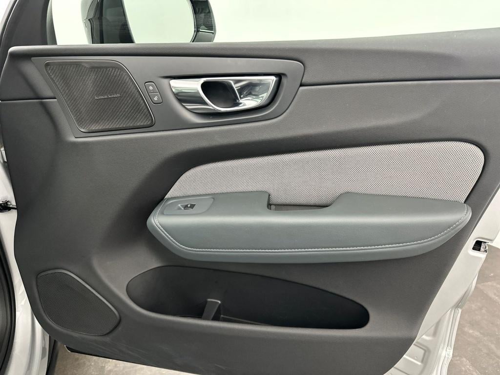 Volvo XC60 b5 264pk r-design| pano| camera| stoelverwarming| trekhaak
