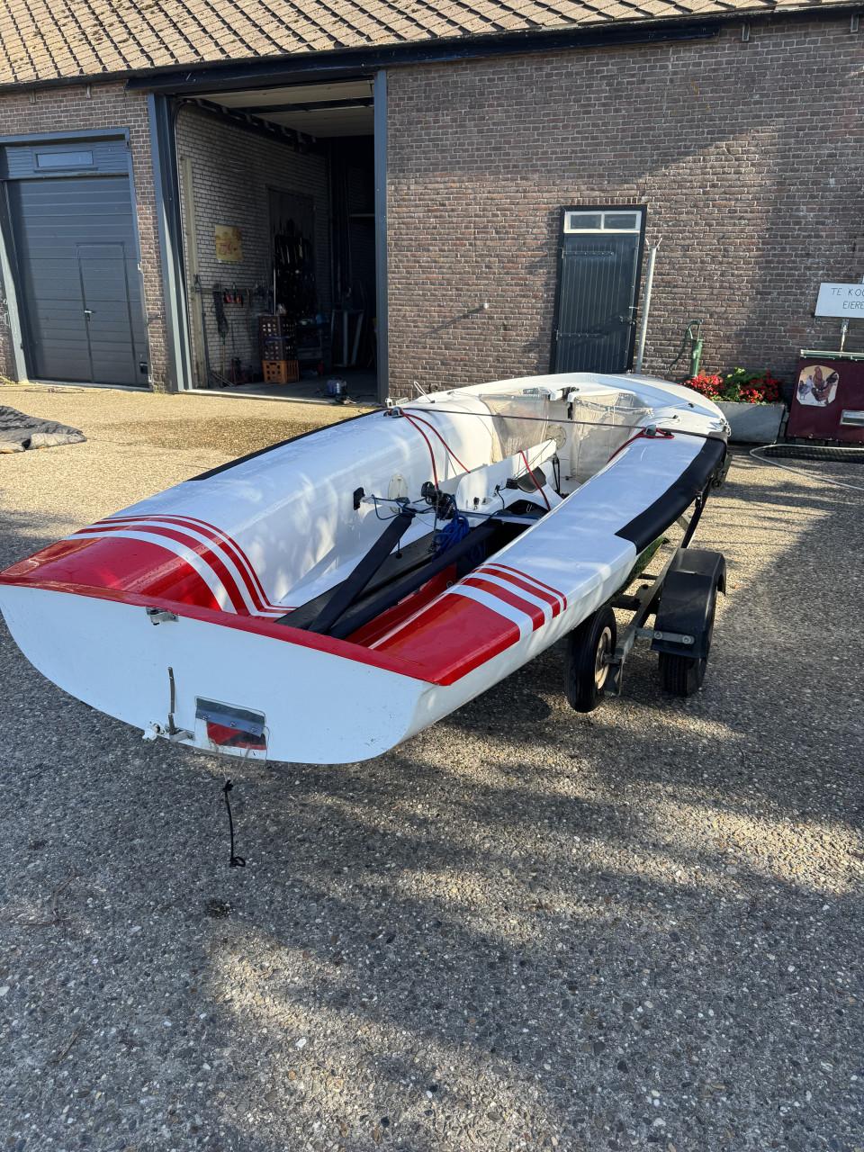 Zeilboot met trailer/strand trailer