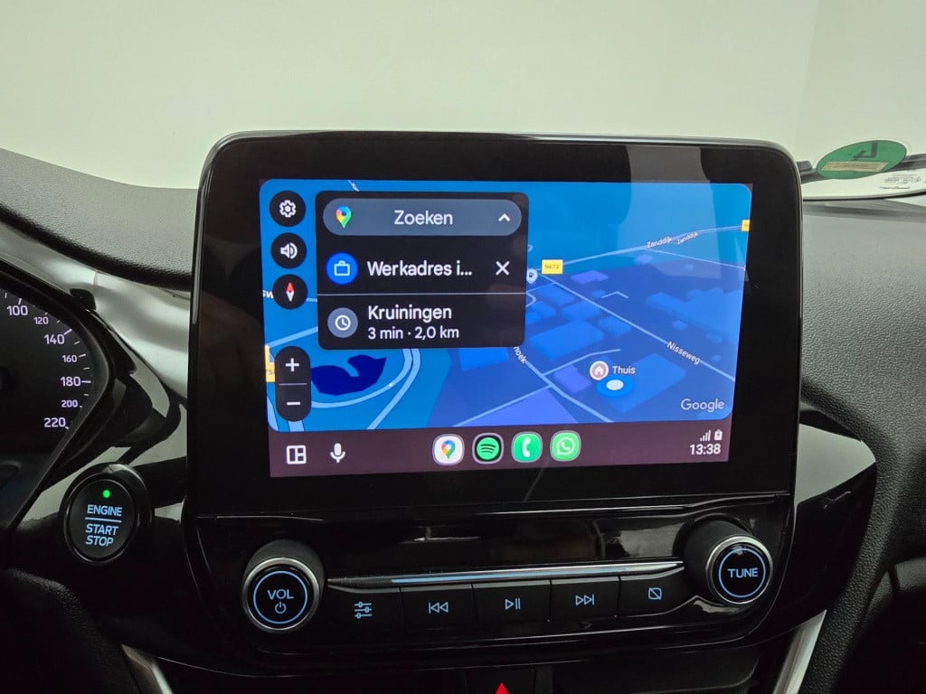 Ford Fiesta occasion luxe titanium met zwarte velgen en parkeercamera | bom