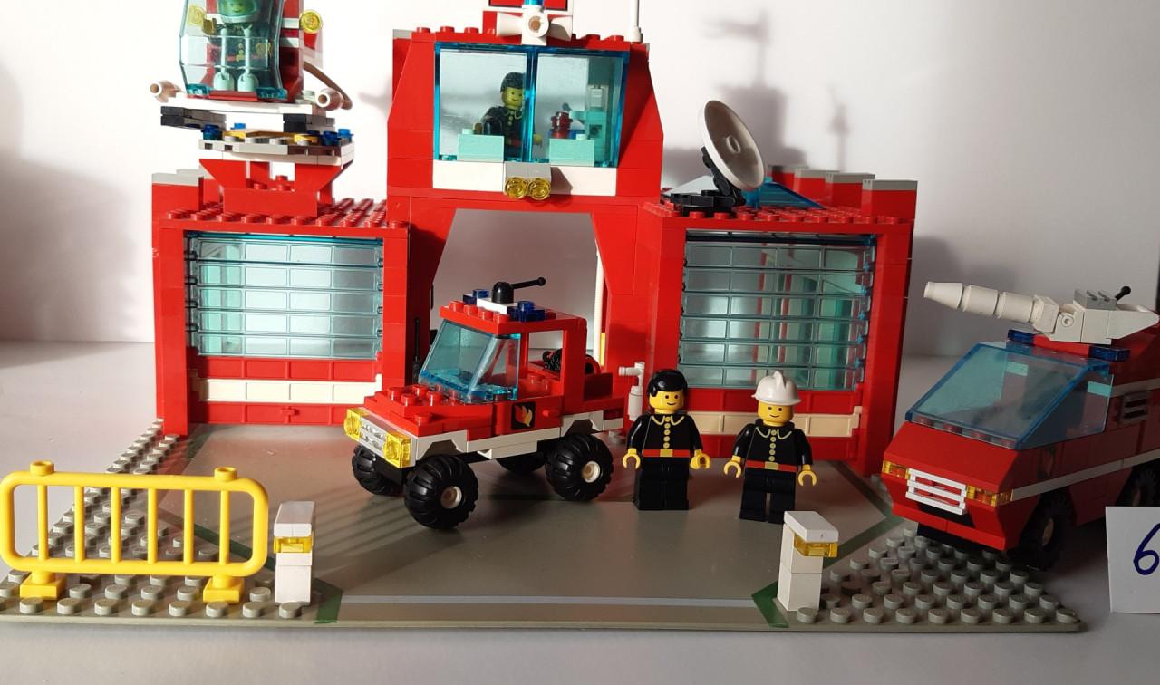 Lego Classic Town 6389: brandweerkazerne + heli, spuitwagen, brandweerauto