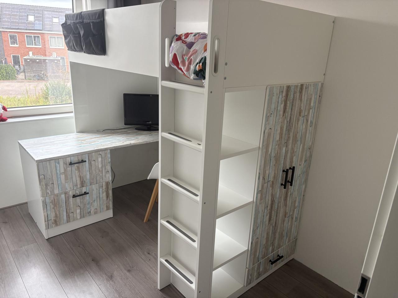 Hoogslaper met buro en kledingkast