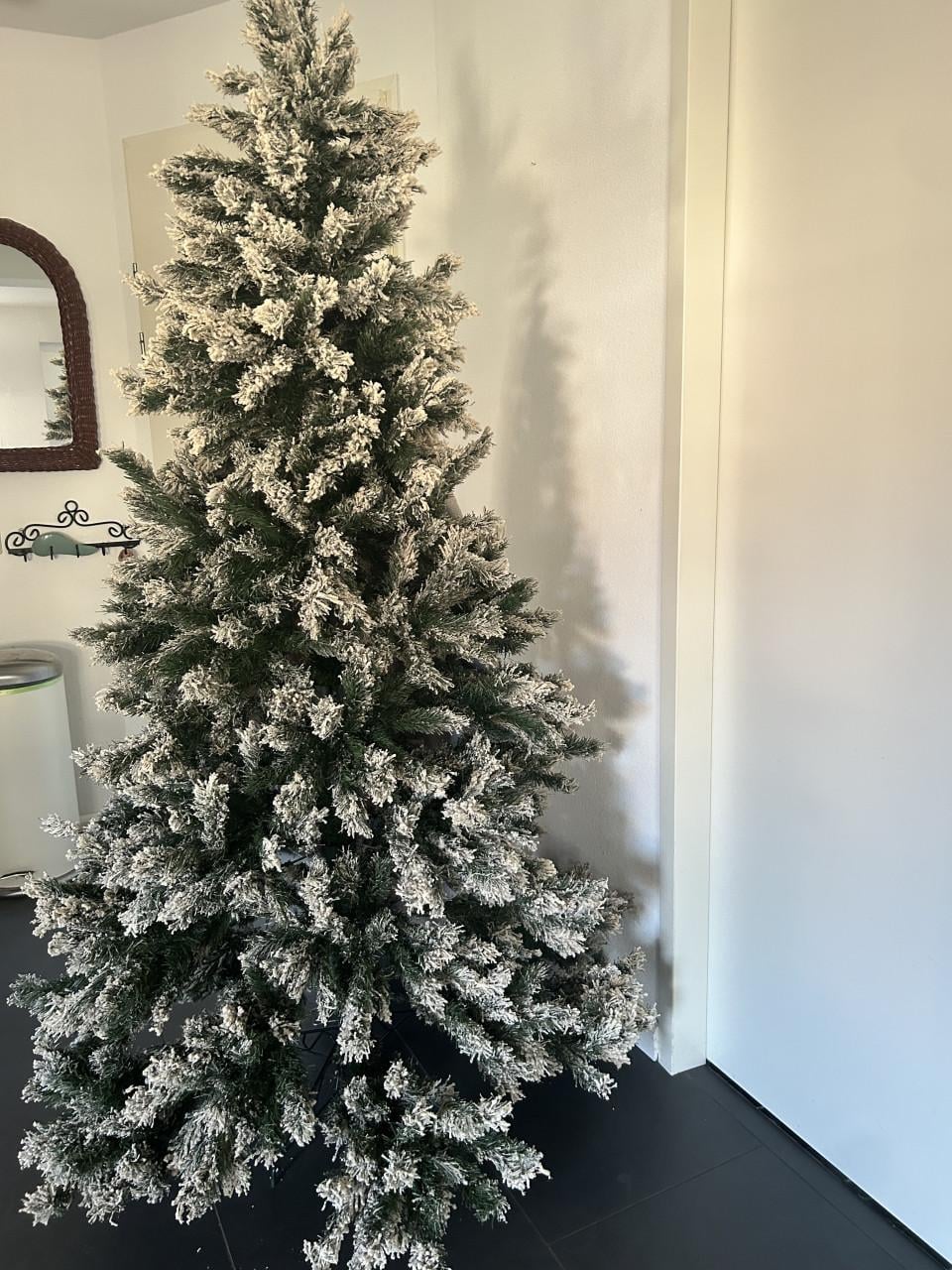 Kerstboom met sneeuw Intratuin Kiev  2.10 hoog