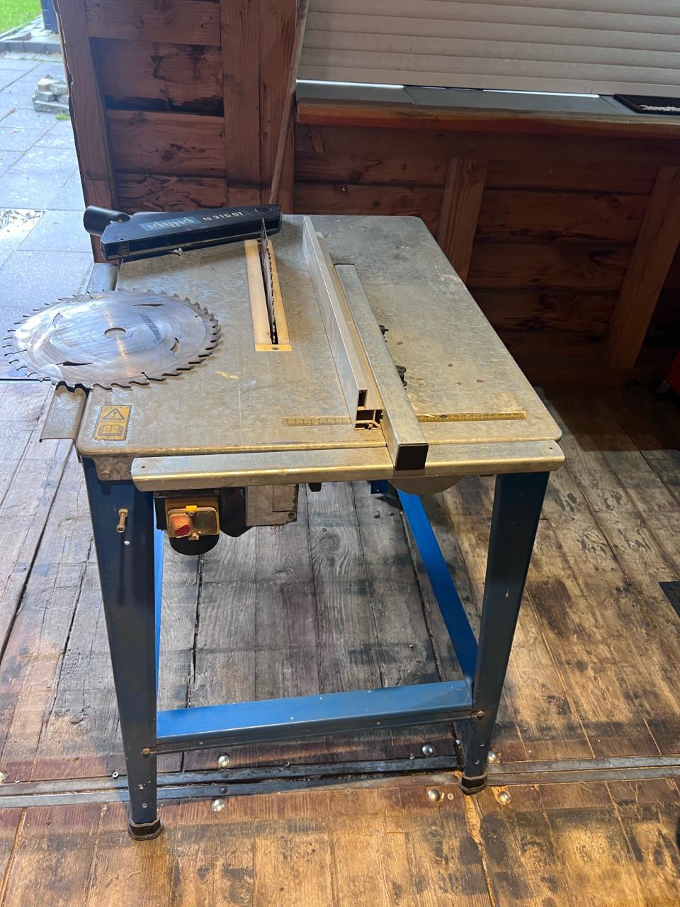 Zaagtafel  €125,00 met extra zaagblad echt geen kleine Jongen