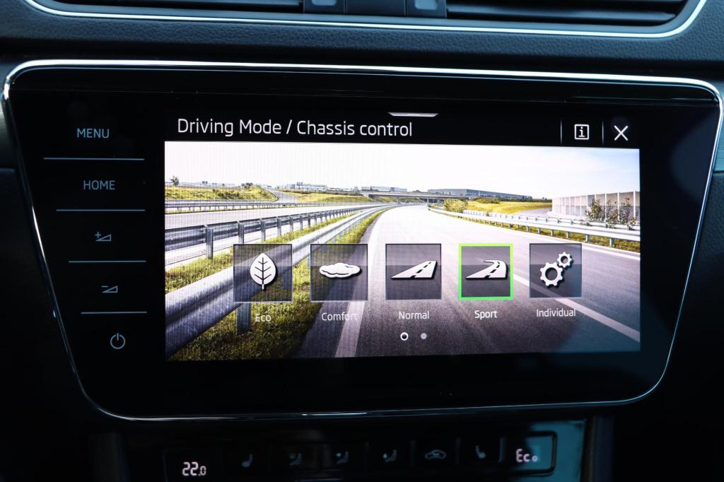 Skoda Superb combi 1.4 ehybrid style 218pk dsg6 | soh 93,1% | memory | stoe