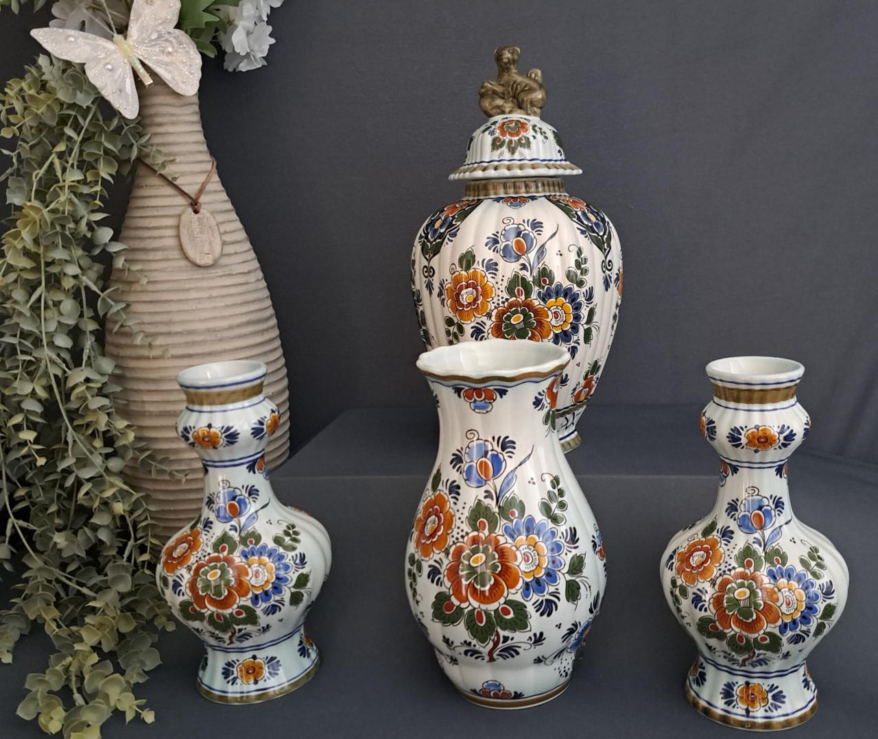 Delfts polychroom set van porseleinen vazen