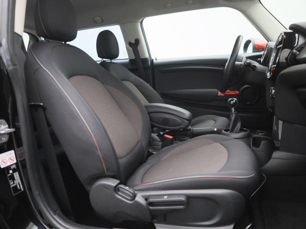Mini Cooper mini 1.5 | lmv | parkeer sensoren | navigatie | airco | cruise 