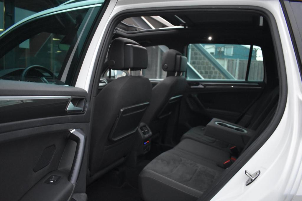 Volkswagen Tiguan 1.5 tsi act r-line | trekhaak | camera | dealer onderhoud