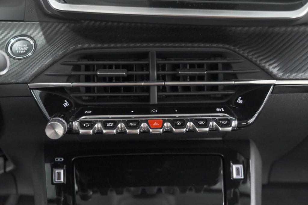 Peugeot 208 hybrid 100 e-dcs6 allure | camera | keyless entry | apple carpl