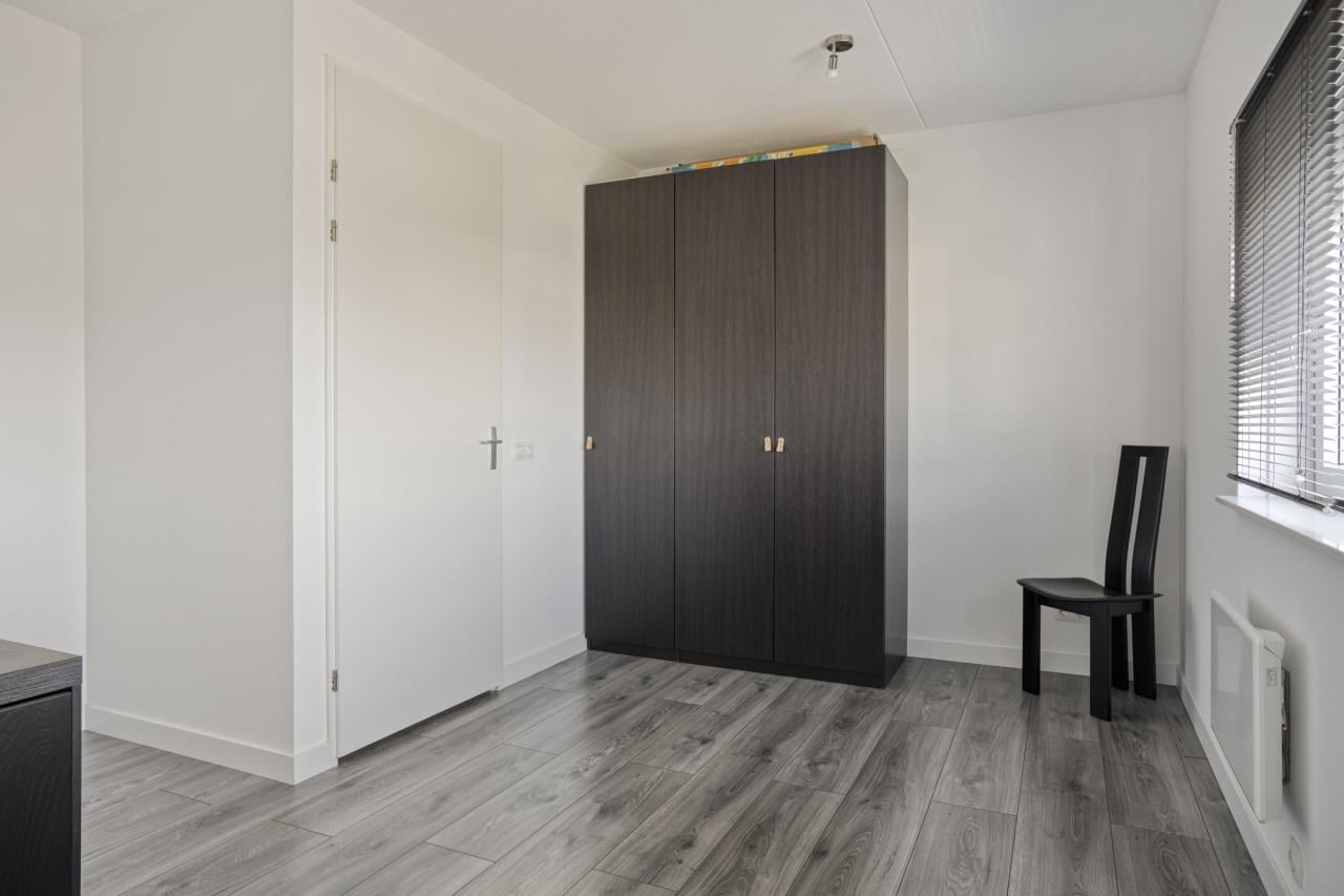 Inboedel ,tv kast,ethanol haard,eettafel,hangkast,poefjes.boekenkasten enz!
