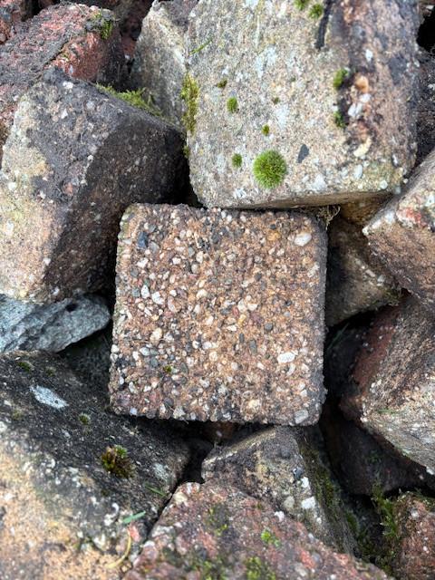 Betonklinkers vierkant 10 cm en 14cm (gebruikt) rood en okergeel