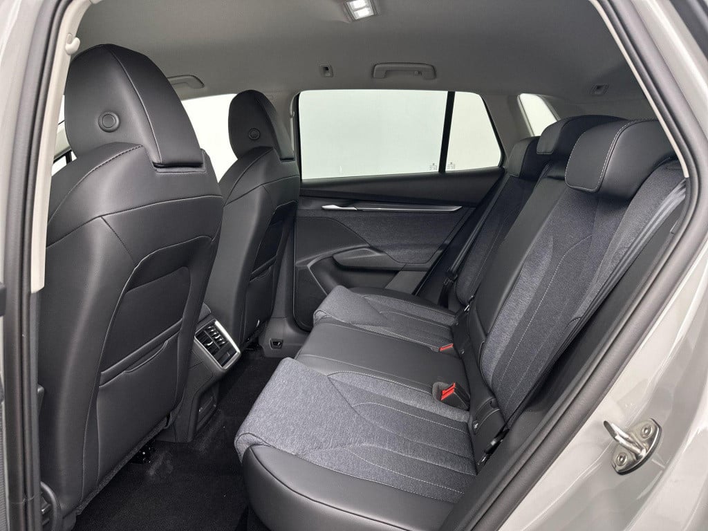Skoda Elroq business edition tour elektromotor 210 kw / 286 pk