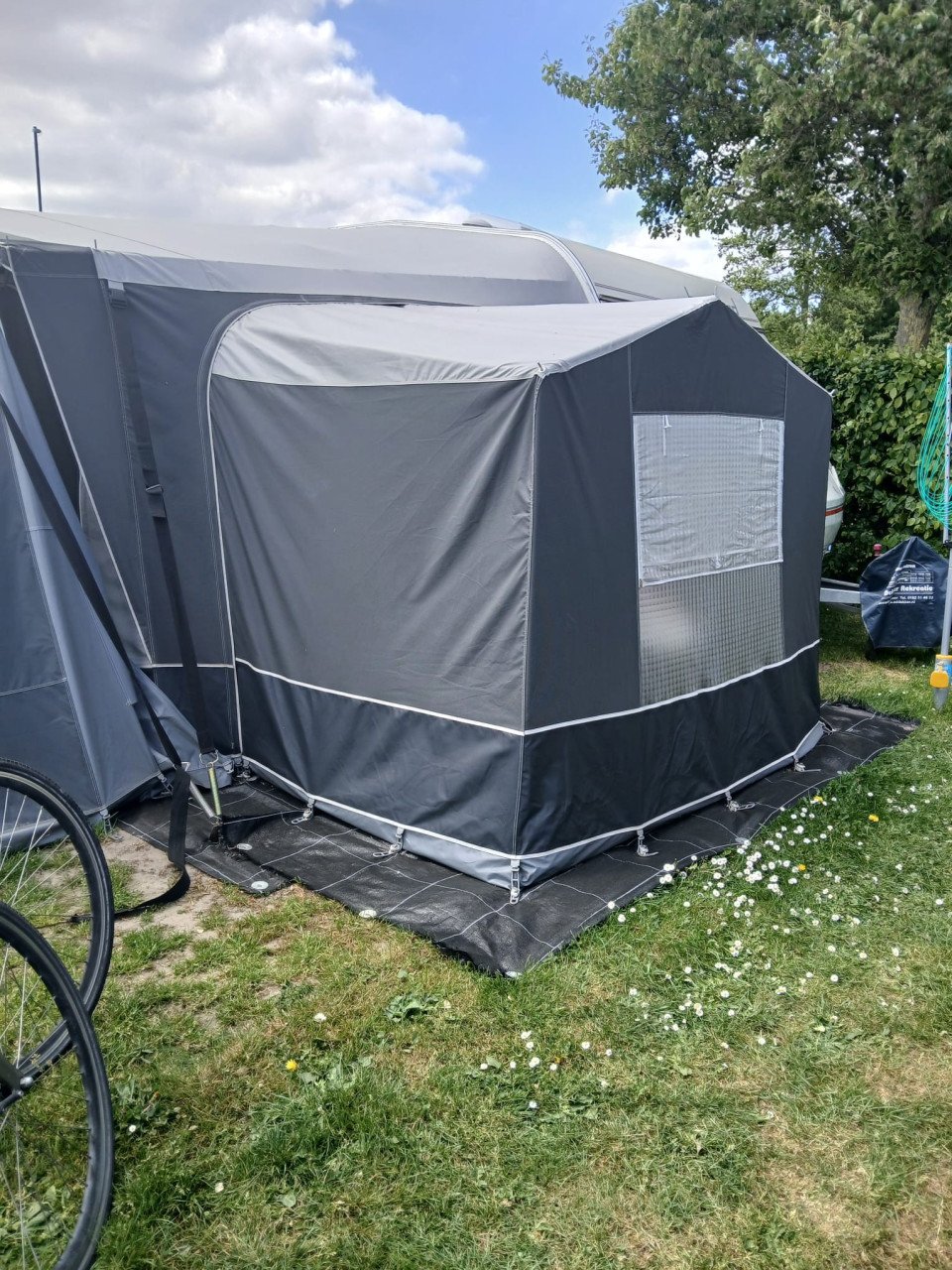 Beyerland met voortent en luifel en mover