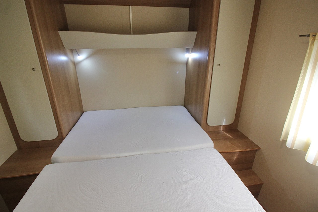 Voyager 390 (Queensbed+Hefbed,1e eigenaar!!)