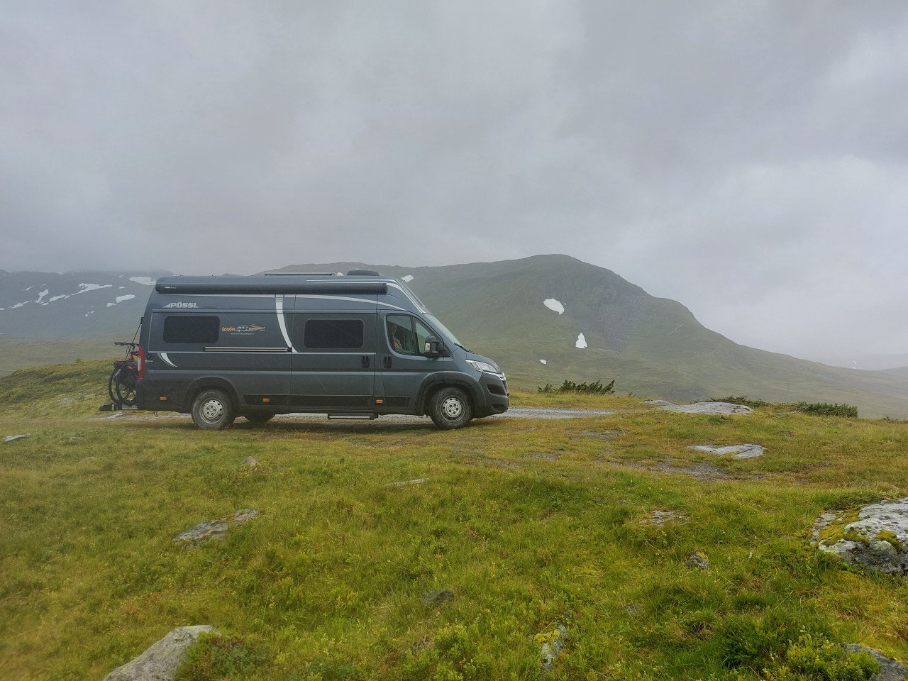 Boek nu onze Bus Camper : stahoogte 2,13 en lengtebedden 2,08 m !!