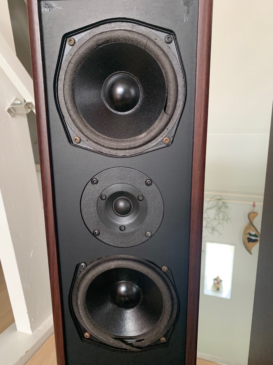 Gratis speakers waarvan 1 niet geheel functioneel