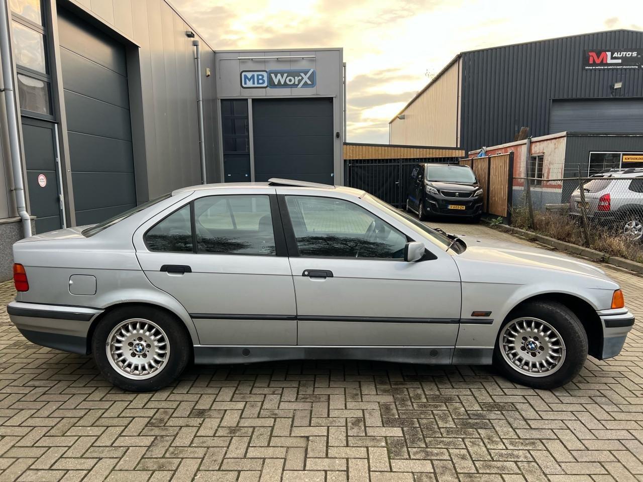 BMW 3-Serie 320i 6 cilinder automaat 2 jaar apk
