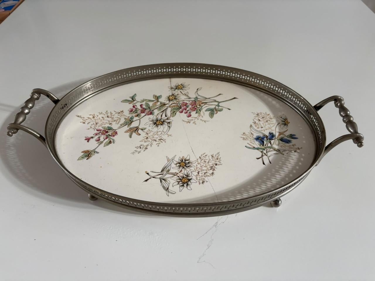Antiek Ovaal dienblad met bloemmotief.