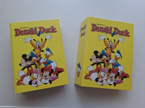 2 x verzamelmap met oude Donald Ducks uit 1965 en 1966