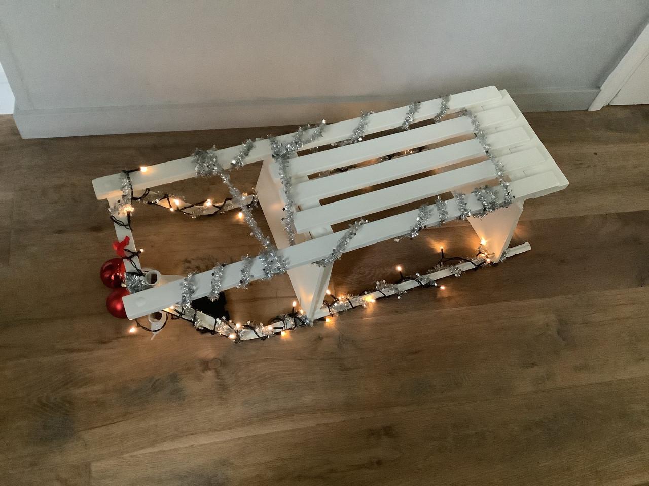 Arreslee met kerstversiering