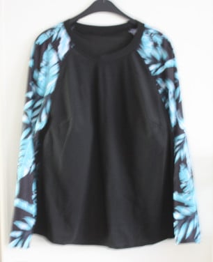 Zwart sportshirt met blauw blader patroon mouwen maat 4xl