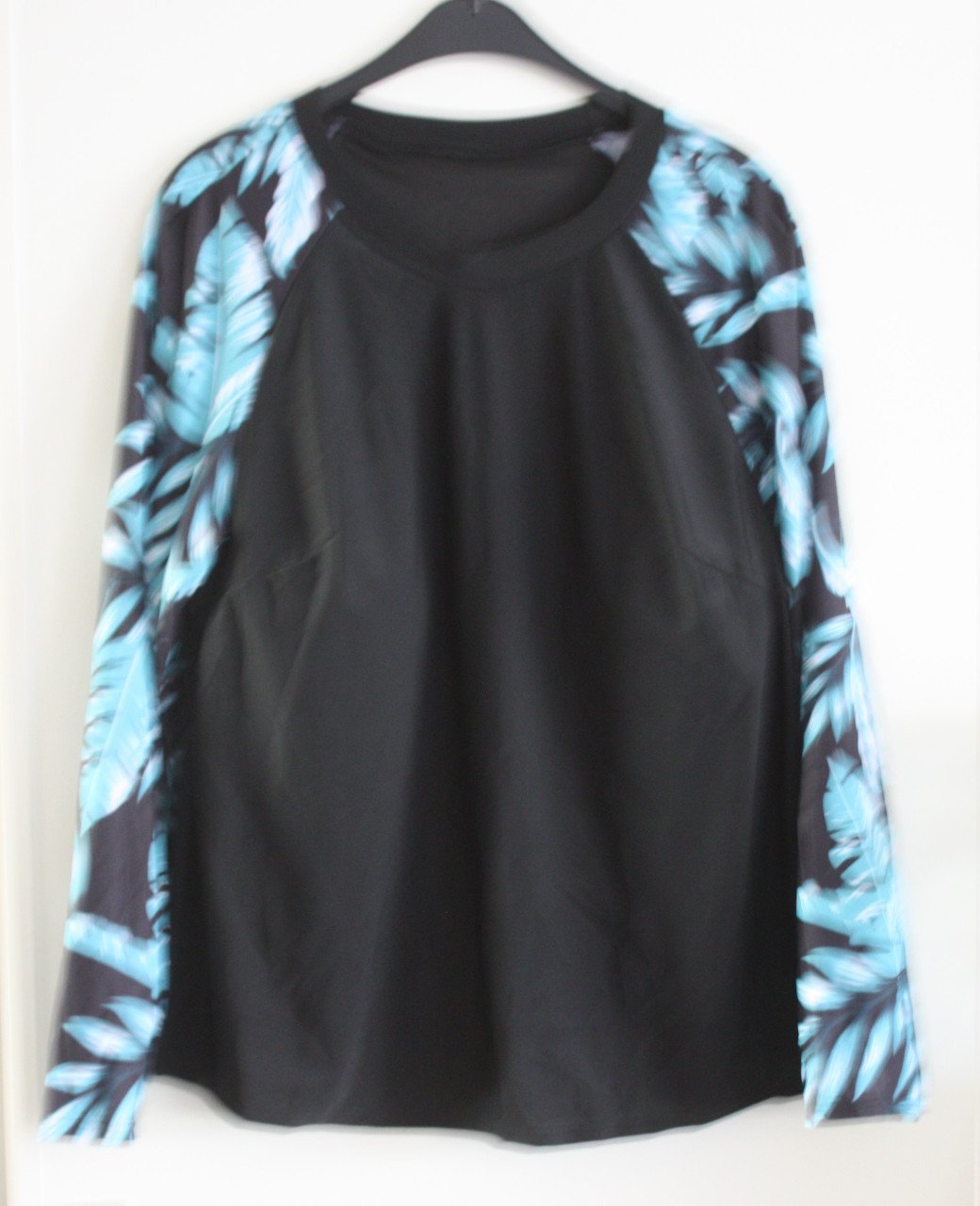Zwart sportshirt met blauw blader patroon mouwen maat 4xl