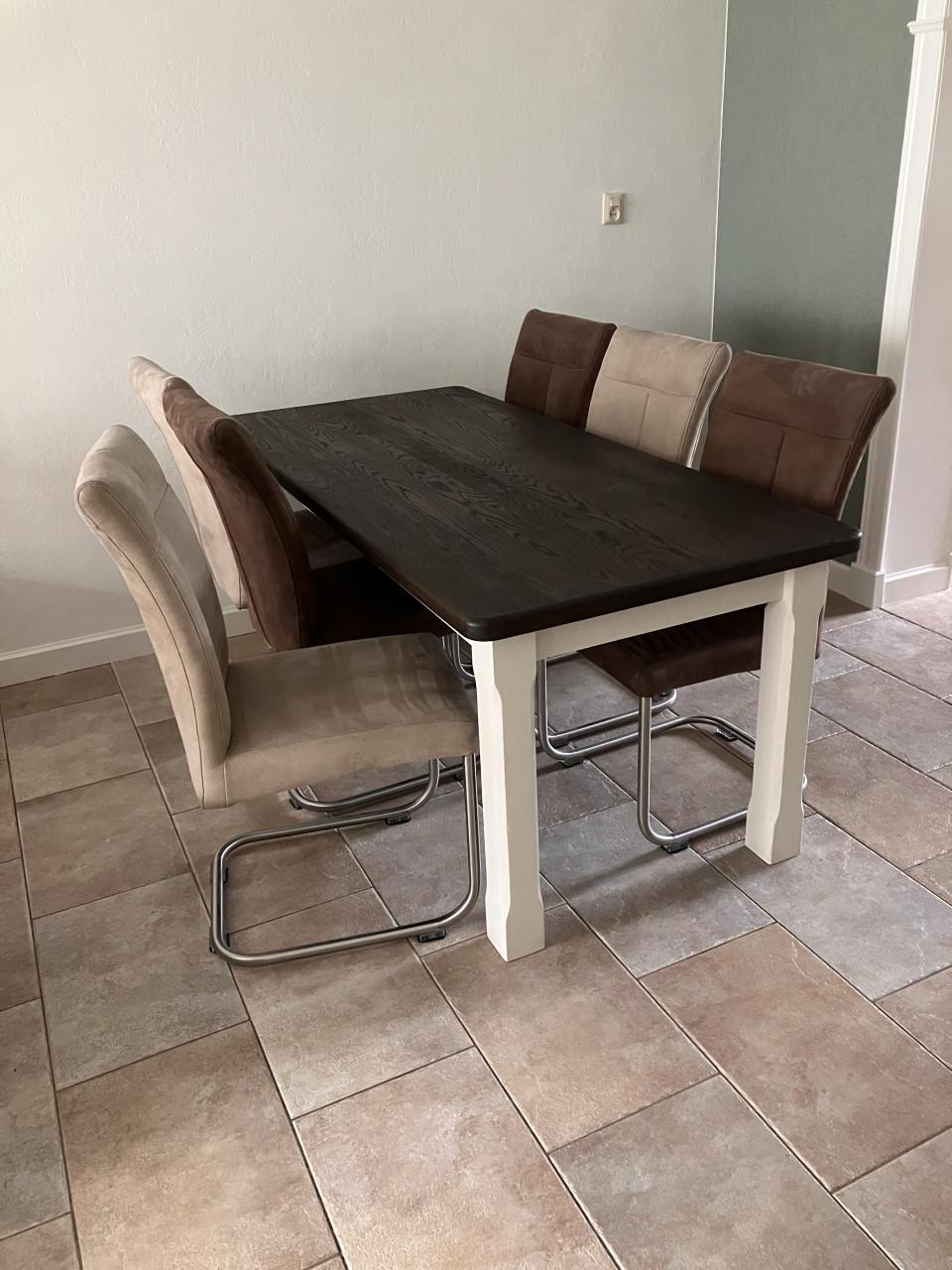 Eikenhouten eettafel met zes stoelen